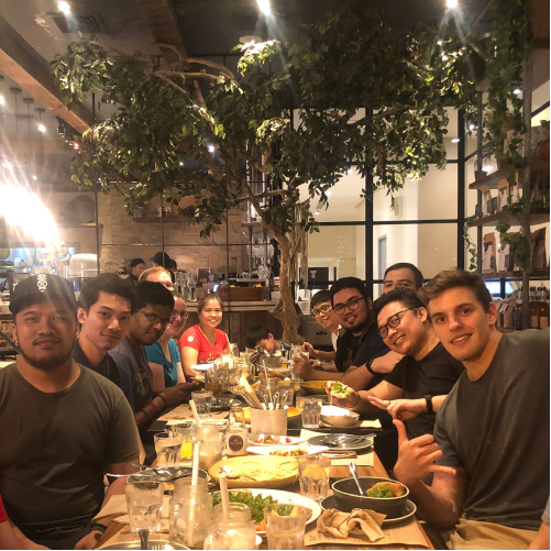 Integrantes da equipe tawk.to em um jantar da equipe